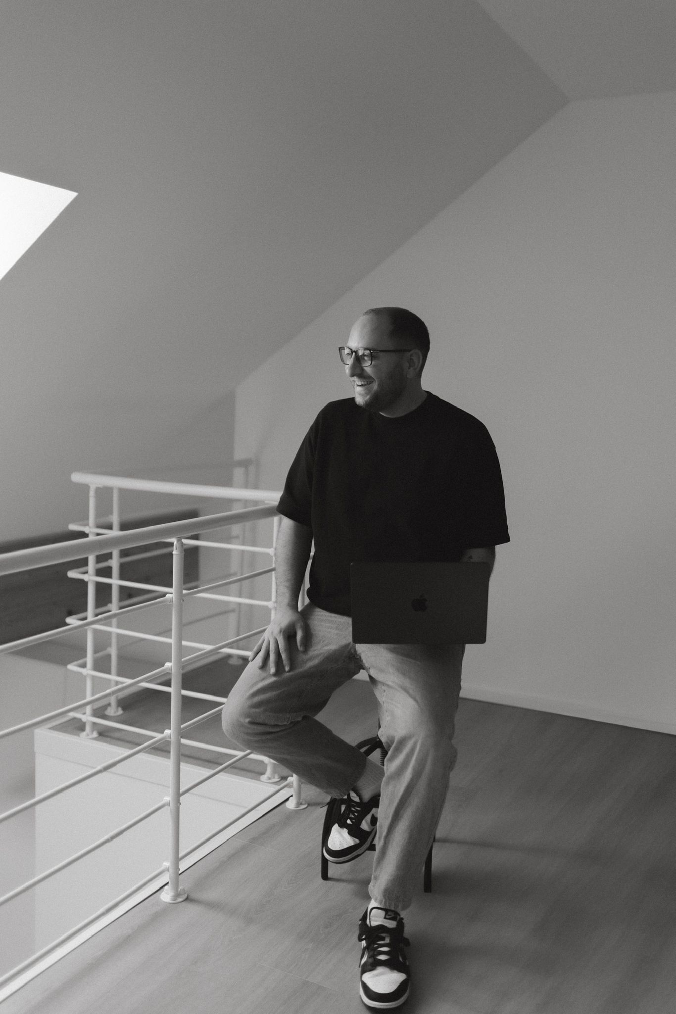 Daniel Fiks im Studio, sitzend mit MacBook